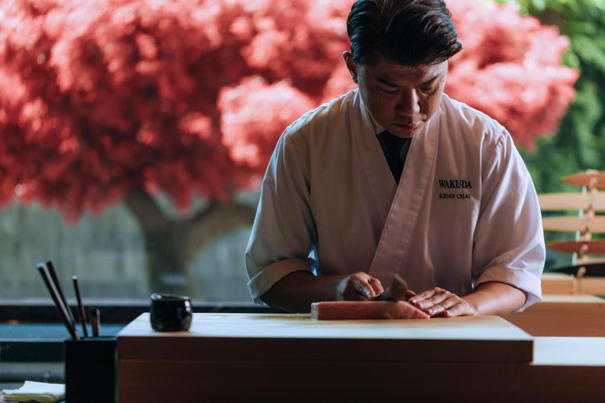 Marina Bay Sands Singapore Exterior foto Chef preparing a sushi roll