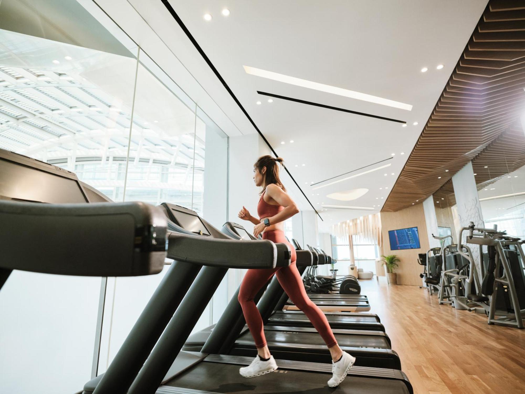 Marina Bay Sands Singapore Exterior foto A woman exercising on a treadmill